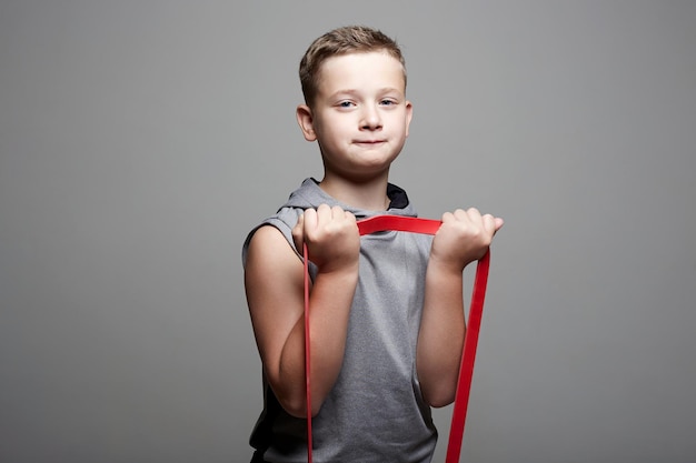 Sport starkes Kind Little Boy mit Fitness Tape