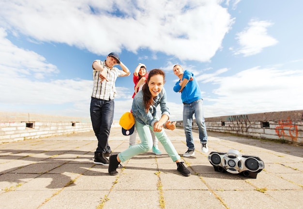 Sport-, Tanz- und urbanes Kulturkonzept - Gruppe von tanzenden Teenagern
