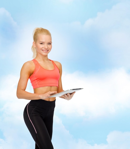 sport, übung, technologie, internet und gesundheitswesen - lächelnde sportliche frau mit tablet-pc-computer