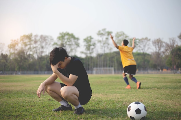 Sport und Erholung ein Moment des Sieges und der Niederlage zweier Spieler nach dem Fußballspiel.