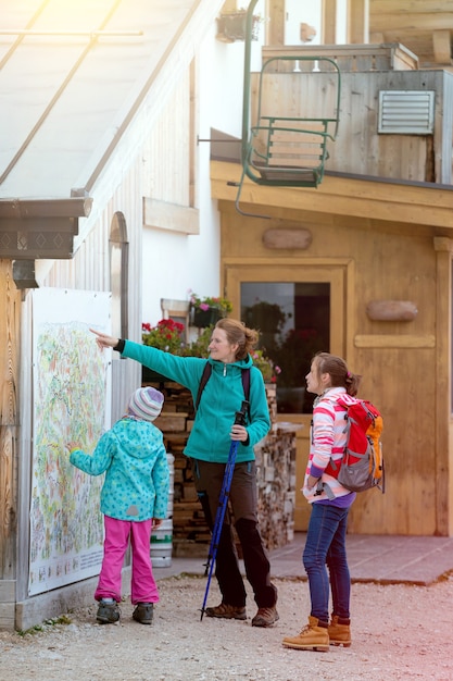 Sport und Familie - Mutter und zwei Töchter Mädchen Schwestern Wanderer in den Bergen Dolomiten, Italien. Cinque Torri