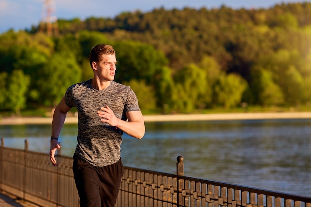 Foto sport- und fitnessläufer, der im park läuft