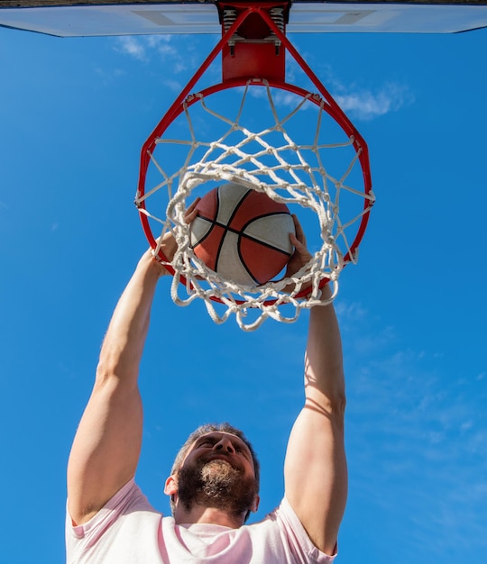 Sport- und Hobby-Dunk in Basket Slam Dunk in Bewegung Sommeraktivität