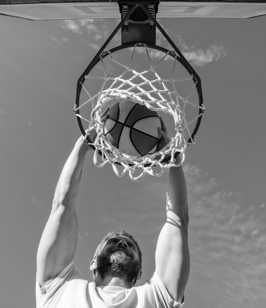 Sport- und Hobby-Dunk in Basket Slam Dunk in Bewegung Sommeraktivität