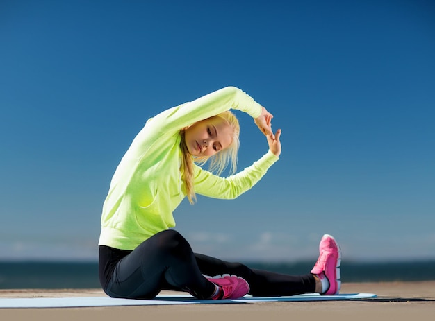 Sport- und Lifestyle-Konzept - Frau beim Sport im Freien