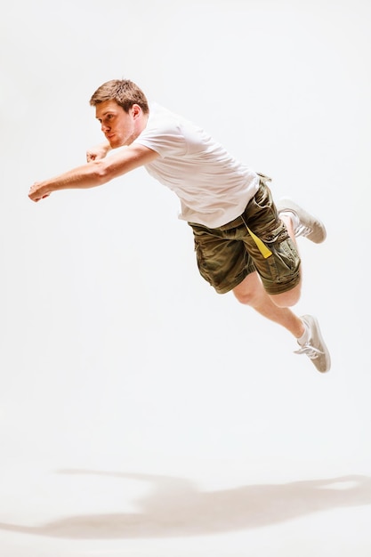 Sport- und Tanzkonzept - Tänzer, der in die Luft springt