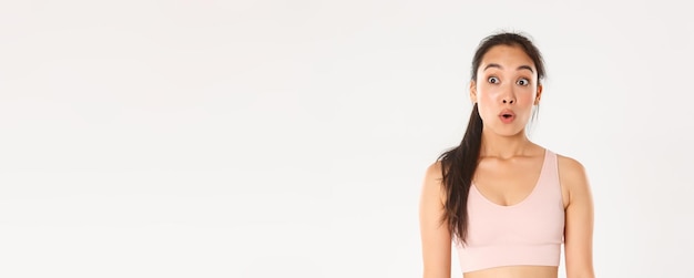 Sport-Wohlbefinden und aktives Lifestyle-Konzept Nahaufnahme des aufgeregten und erstaunten asiatischen Fitness-Mädchens süß b