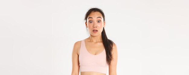 Sport-Wohlbefinden und aktives Lifestyle-Konzept Nahaufnahme des überraschten und erschrockenen asiatischen Fitness-Mädchens sp