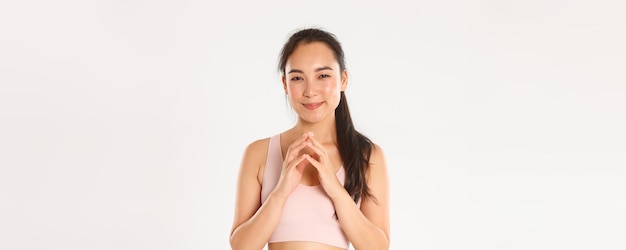 Sport, Wohlbefinden und aktives Lifestyle-Konzept Porträt des intriganten, nachdenklichen asiatischen Fitness-Mädchens spor