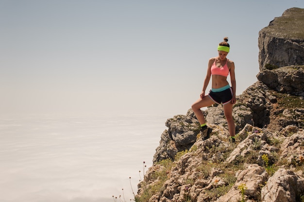 Sport Woman Traveler en la cima de una montaña