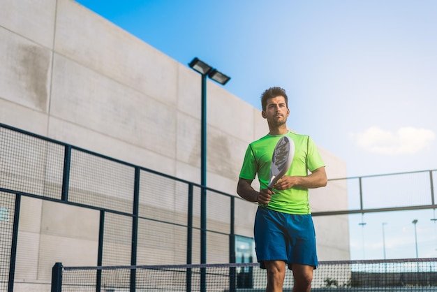 Foto sport39s hombre descansando de jugar padel