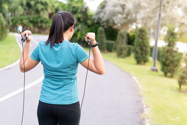 Sportanfängerin, die Übungen mit Springseil macht