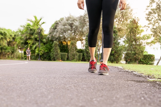 Sportfrau, die auf der Straßenseite geht. Schrittkonzept