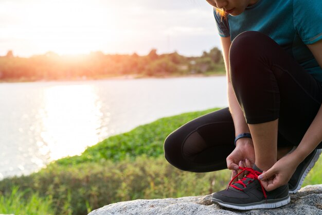 Sportfrau, die Spitze bevor dem Laufen bindet