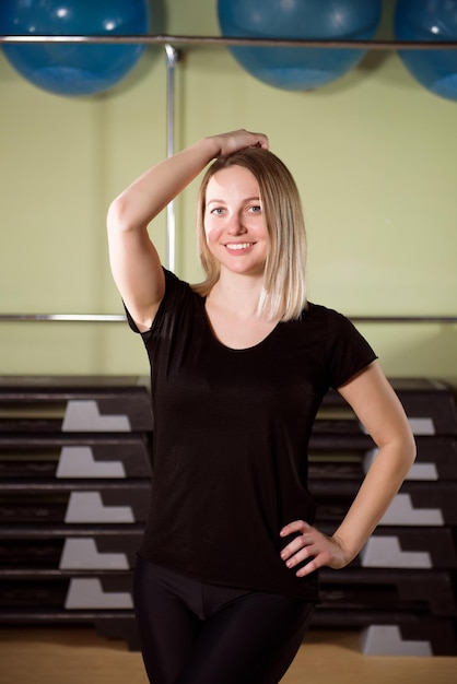 Foto sportfrau in der turnhalle gesunder lebensstil