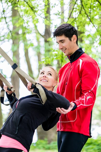 Foto sportfrau mit trainer am schlingentraining