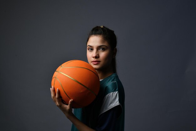 Sportfrauen, die ein indisches pakistanisches Basketballmodell halten