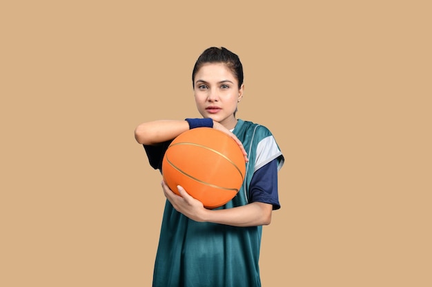 Sportfrauen, die mit indischem pakistanischem Basketballmodell posieren