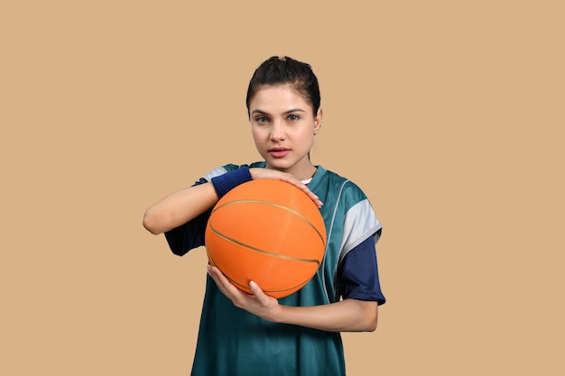 Sportfrauen, die mit indischem pakistanischem Basketballmodell posieren