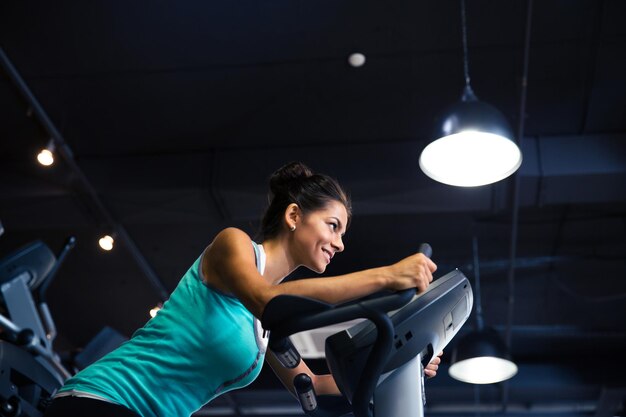 Foto sportfrauentraining auf übungsmaschine im fitness-studio