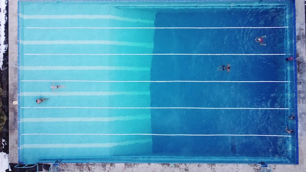 Sportfreibad ganzjährig geöffnet Sportler schwimmen im Winter im Becken Luftbild