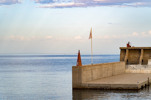 Sporthafen mit Flagge und Meer