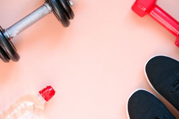 Foto sporthandwerk, dummköpfe, trinkwasser auf rosa hintergrund