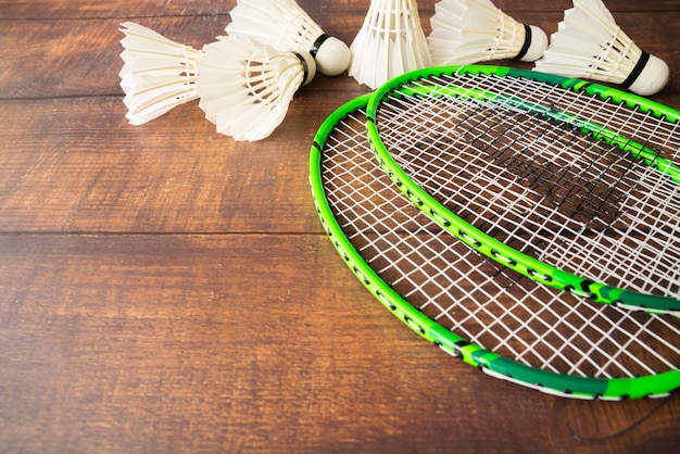 Foto sportkomposition mit badmintonelementen