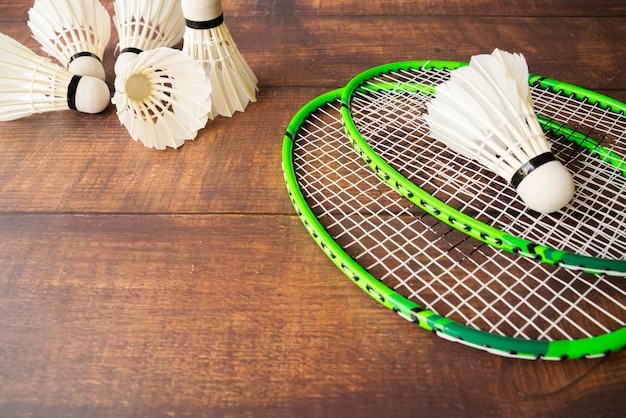 Foto sportkomposition mit badmintonelementen