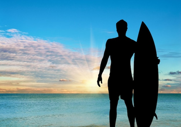 Sportkonzept. Silhouette eines Surfers am Strand bei Sonnenuntergang Meer Hintergrund