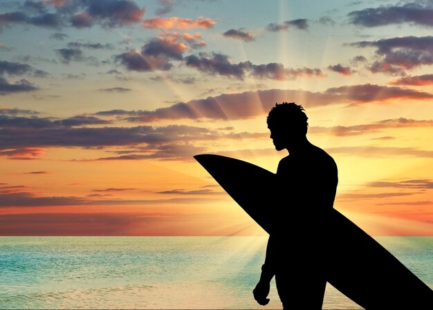 Foto sportkonzept. silhouette eines surfers am strand bei sonnenuntergang meer hintergrund