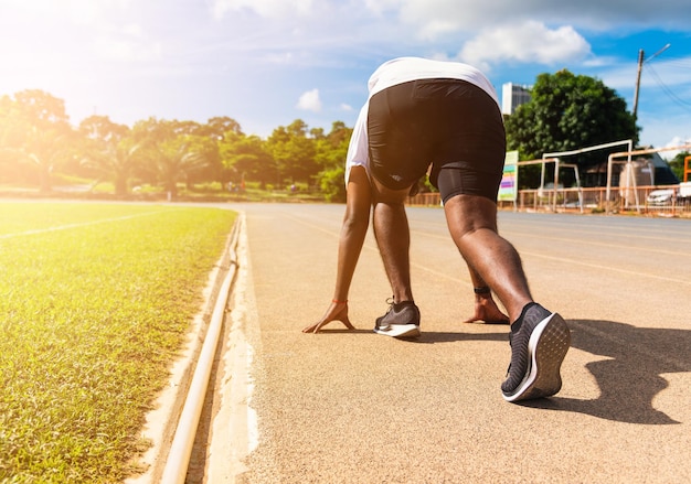 Sportläufer schwarzer Mann aktiv bereit, mit dem Lauftraining zu beginnen