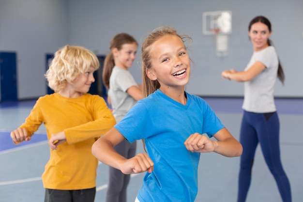 Foto sportlehrerin mit ihren schülern