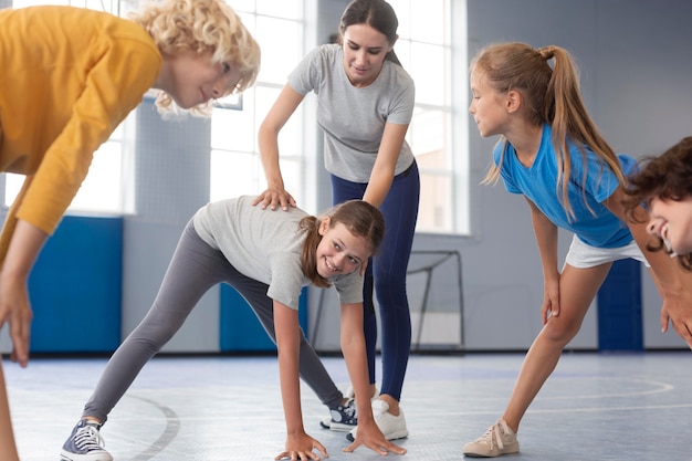 Sportlehrerin mit ihren Schülern