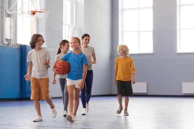 Foto sportlehrerin mit ihren schülern