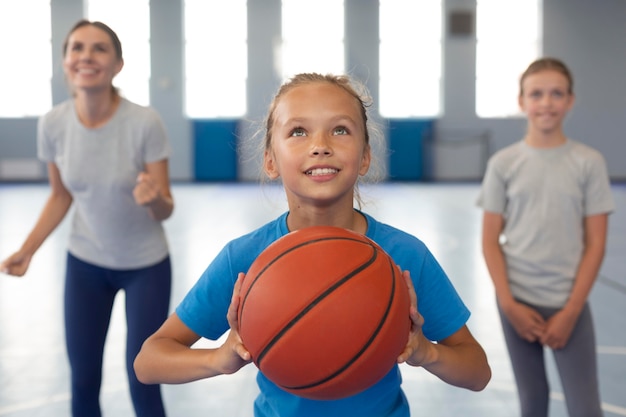 Foto sportlehrerin mit ihren schülern