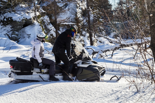 Sportler auf einem Schneemobil.