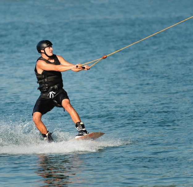 Sportler beim Wakeboarding