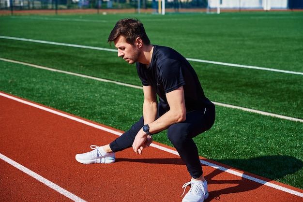 Sportler bereitet sich auf das Joggen im Freien vor