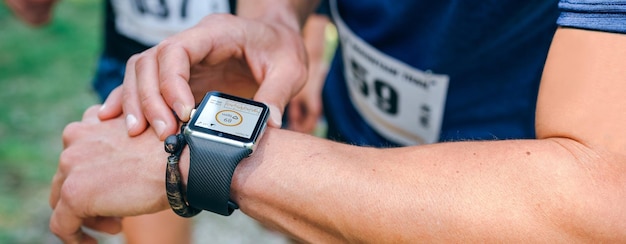 Sportler, der eine Smartwatch sucht