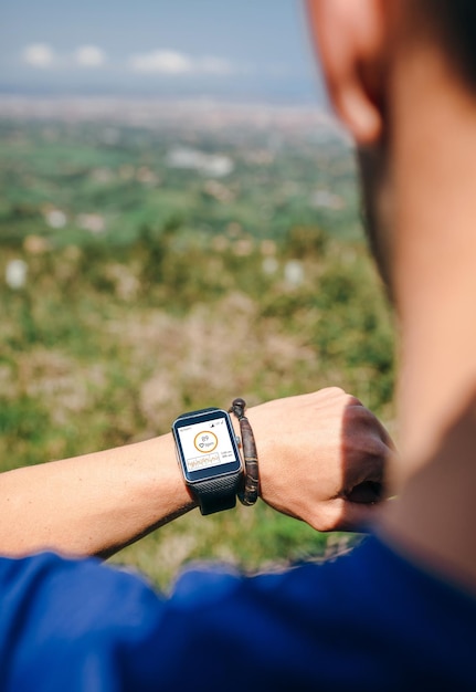 Sportler, der eine Smartwatch sucht