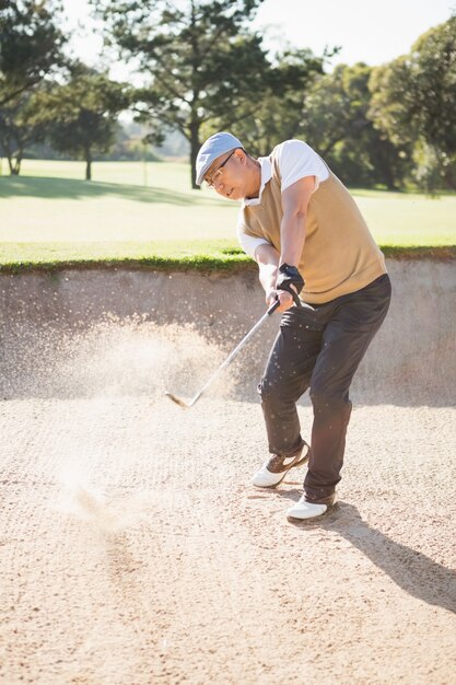 Foto sportler, der golf spielt