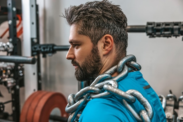 Sportler, der in einem Fitnessstudio mit schweren Gewichten arbeitet