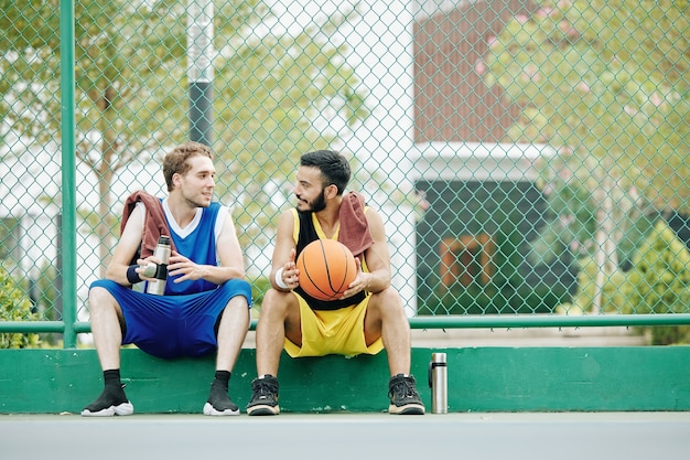 Sportler diskutieren Basketballspiel