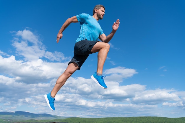 Sportler laufen schnell, um zu gewinnen, Mann, Training, Aktivität, Fitness-Typ, tragen Sportkleidung voller Energie, fühlen Freiheit, Marathon, Geschwindigkeit, Ausdauer und Ausdauer, jung und frei, Herausforderung und Wettbewerb