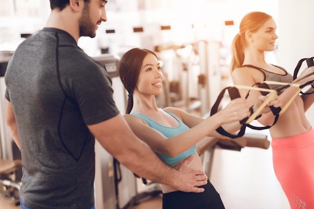 Sportler Menschen machen Übungen in Sportgymnastik.