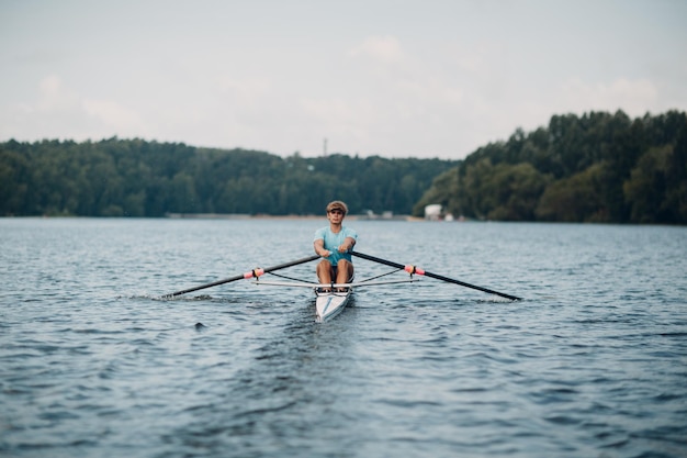 Sportler Single Scull Mann Ruderer Rudern auf dem Boot