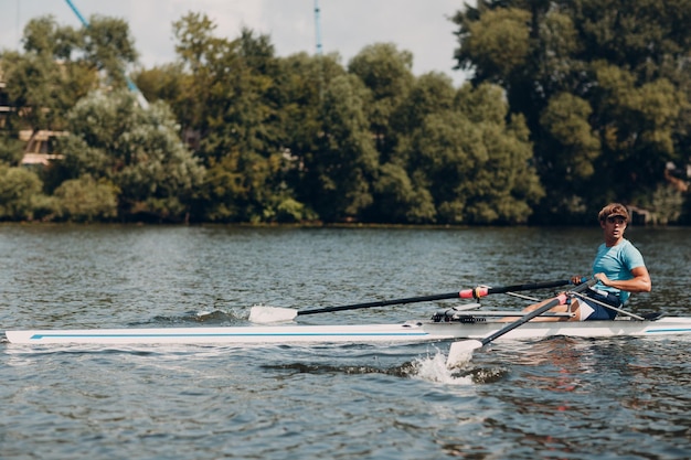 Sportler Single Scull Mann Ruderer Rudern auf dem Boot