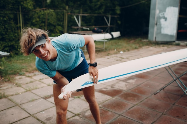 Sportler-Single-Scull-Mannruderer bereiten sich auf den Wettbewerb mit dem Boot vor