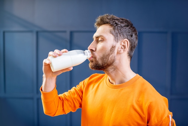Sportler trinken Milch